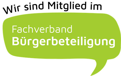 Sprechblase mit dem Text "Fachverband Bürgerbeteiligung" auf grünem Hintergrund.